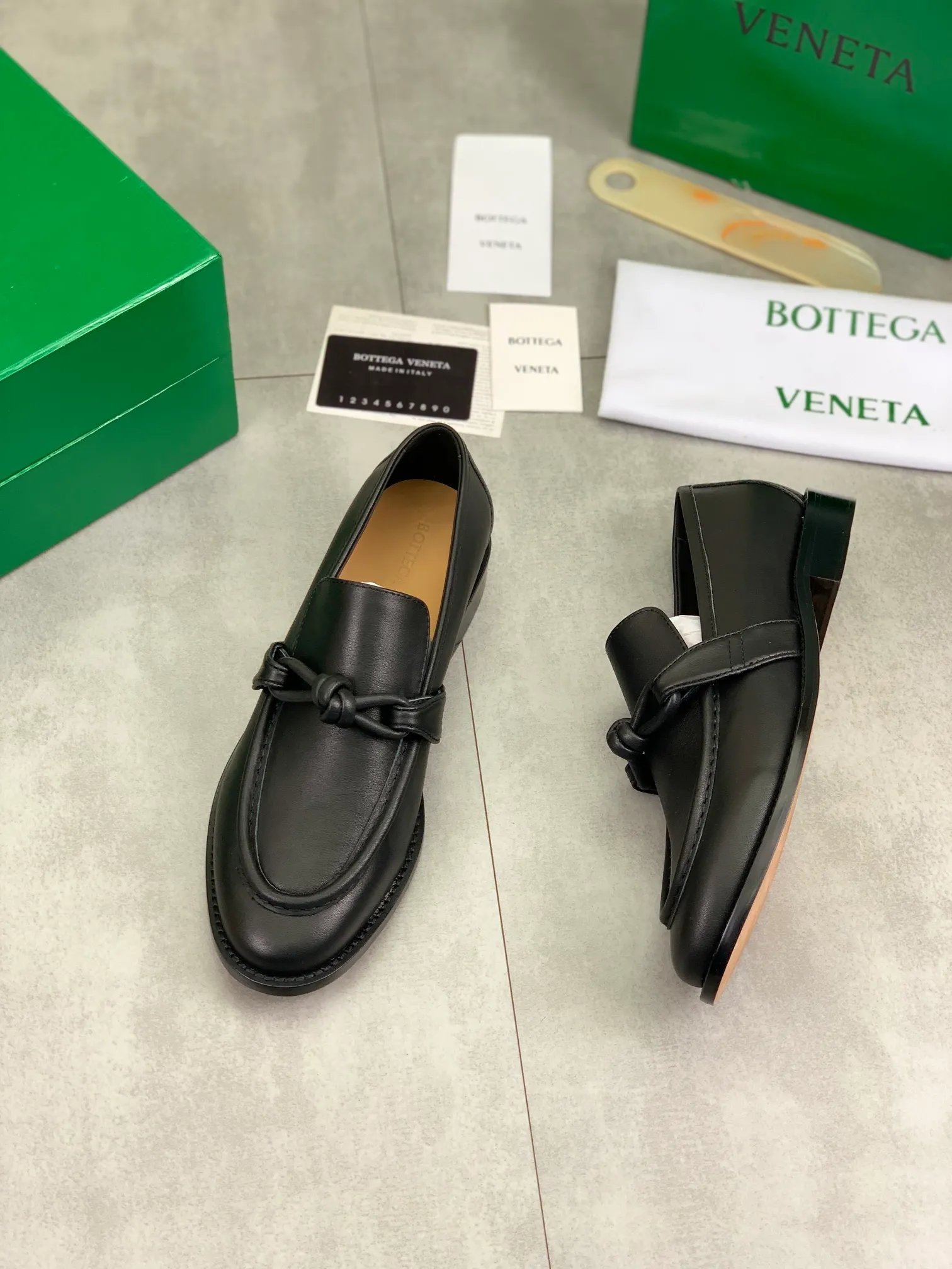 Men's shoes 💰P820 [New model] (genuine leather outsole) water-dyed cow lining 💰High-quality business couple leather shoes 💎💎💎 BOTTEGA VENETA official website synchronizes the latest top version of BV in the market, accept material comparison, shoe type comparison, process comparison, practical and textured, versatile and suitable for any occasion, the more you look at it, the more flavorful it becomes. Purely hand-knitted craftsmanship - Upper material, calfskin imported from Italy 🇮🇹 - High-quality water-dyed cowhide lining - Original private model customized leather outsole -Size: Female 35-39 (40 ordered) Male 39-44 (38 45 can be customized) Color: Multiple colors available